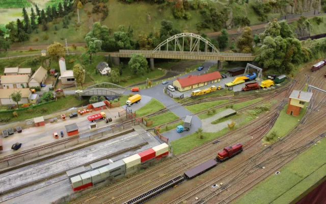 Modeláři představí veřejnosti unikátní a obří modelové kolejiště. Koleje vedou pestrou krajinou 600 metrů