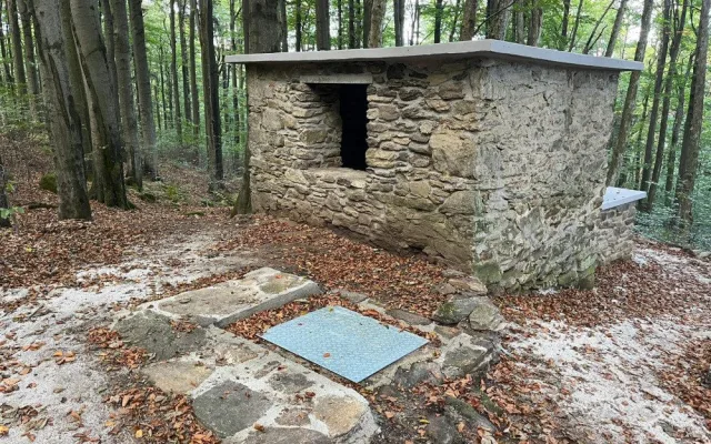 Na vrchu Čerchov už slouží turistům nově opravená kamenná Emerichova studna