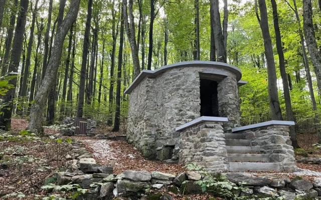 Na vrchu Čerchov už slouží turistům nově opravená kamenná Emerichova studna