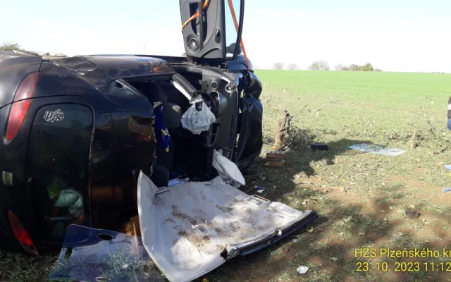 Auto vyletělo ze silnice na pole, kde zůstalo převrácené na střeše. Nárazem vytržený motor skončil za příkopem