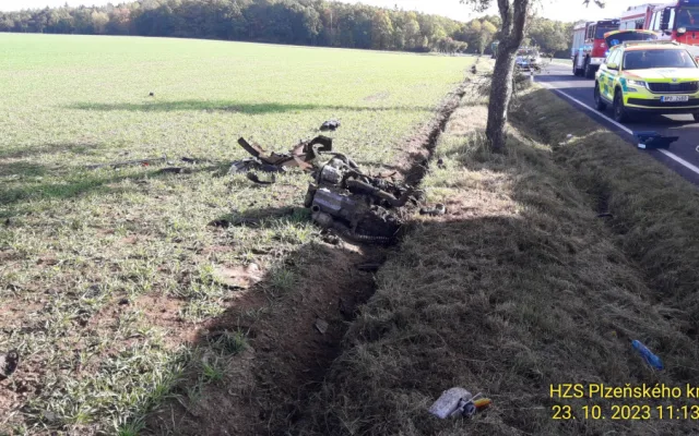 Auto vyletělo ze silnice na pole, kde zůstalo převrácené na střeše. Nárazem vytržený motor skončil za příkopem