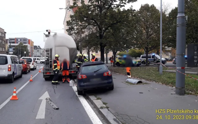 Dva lidé včetně starší chodkyně se zranili při střetu nákladního vozidla s osobákem a sloupem osvětlení