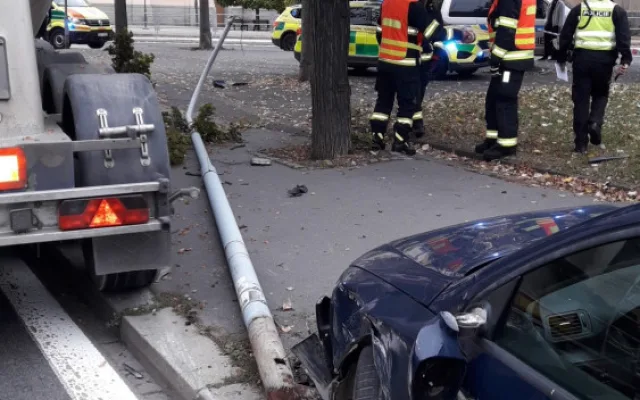 Dva lidé včetně starší chodkyně se zranili při střetu nákladního vozidla s osobákem a sloupem osvětlení