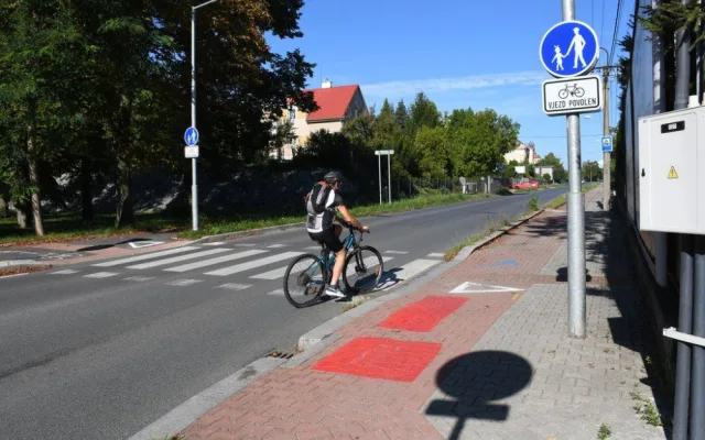 Pomalí po stezce, rychlí po silnici, první duální řešení v Plzni dává cyklistům na výběr