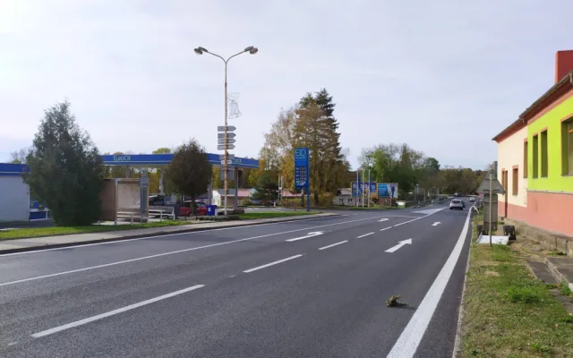 Skončila oprava 500 metrů dlouhého úseku silnice I/27 v Holýšově, řidiči už projedou bez omezení