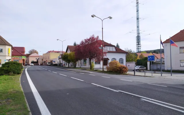 Skončila oprava 500 metrů dlouhého úseku silnice I/27 v Holýšově, řidiči už projedou bez omezení