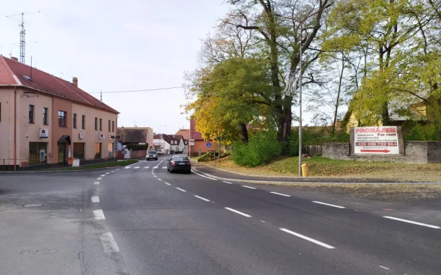 Skončila oprava 500 metrů dlouhého úseku silnice I/27 v Holýšově, řidiči už projedou bez omezení