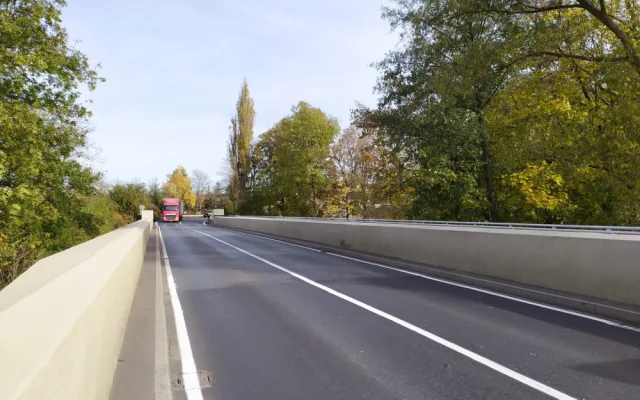 Skončila oprava 500 metrů dlouhého úseku silnice I/27 v Holýšově, řidiči už projedou bez omezení