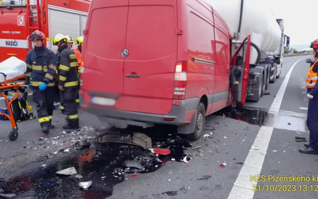 Provoz na 67. kilometru dálnice D5 ochromila vážná nehoda. Dodávka narazila zezadu do cisterny