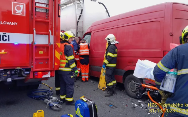 Provoz na 67. kilometru dálnice D5 ochromila vážná nehoda. Dodávka narazila zezadu do cisterny