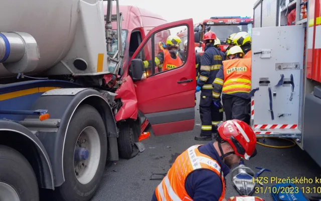 Provoz na 67. kilometru dálnice D5 ochromila vážná nehoda. Dodávka narazila zezadu do cisterny