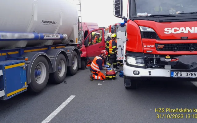 Provoz na 67. kilometru dálnice D5 ochromila vážná nehoda. Dodávka narazila zezadu do cisterny