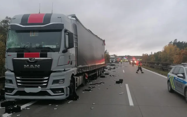 Rozsypaný náklad po nehodě dvou kamionů ochromil provoz na dálnici D5