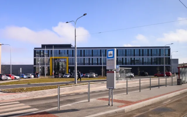 Tramvajová vozovna s obří zelenou střechou na Slovanech uspěla v soutěži Adapterra Awards