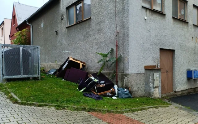 Analýza odpadu i záběry z kamer, městu se daří dohledávat zakladatele černých skládek