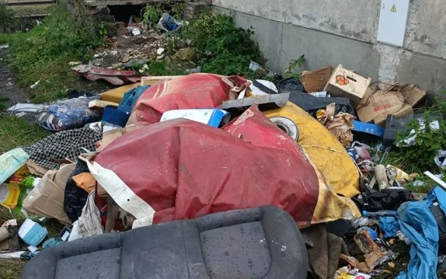 Analýza odpadu i záběry z kamer, městu se daří dohledávat zakladatele černých skládek