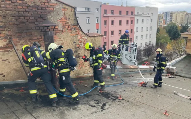 Hasiči bojují s požárem v bývalém muzeu Škoda, hustý sloup dýmu pozorovali lidé z velké části města
