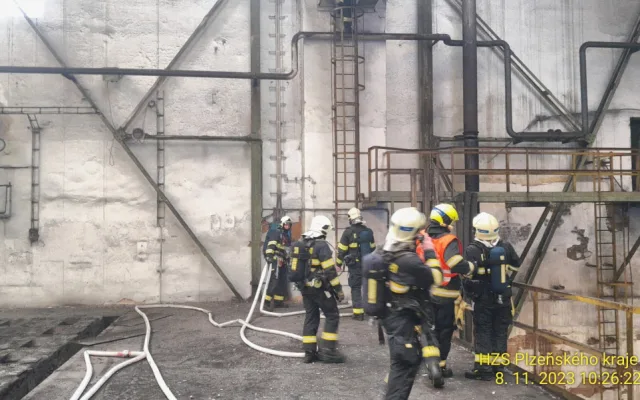 Hasiči bojují s požárem v bývalém muzeu Škoda, hustý sloup dýmu pozorovali lidé z velké části města