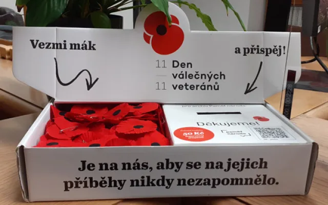 Den válečných veteránů si Plzeňané připomínají vlčími máky i filmem metalové kapely Sabaton