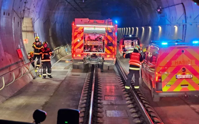 Skutečná letošní nehoda vlaku ve Švýcarsku byla námětem obřího cvičení složek IZS v nejdelším českém tunelu
