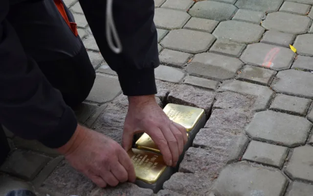 Pokládání kamenů zmizelých jako vzpomínka na rodinu Fantlových