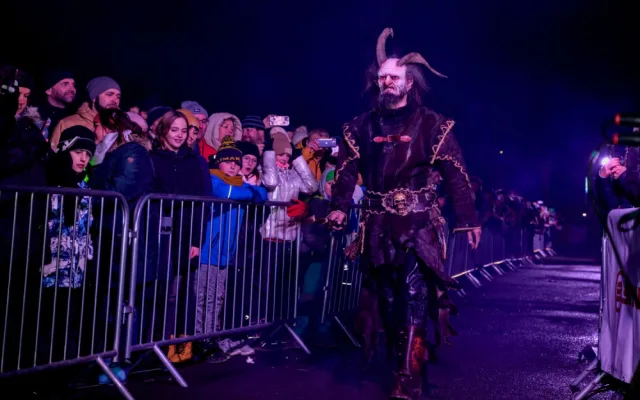 Zapomeňte na nudné vánoční trhy a nostalgické koledy. Klatovy se opět chystají na návštěvu Krampusáků