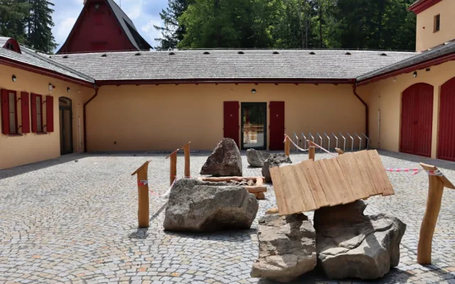 Tajemný zámek Tři Trubky uprostřed brdských lesů boduje. Tři měsíce po otevření navštívilo areál 6368 hostů