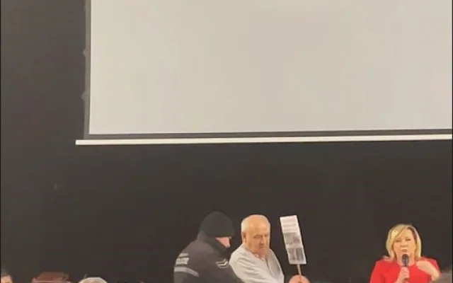 Známý senior se svým transparentem opět narušil mítink ANO. Tentokrát nepoužil paralyzér proti pořadatelům