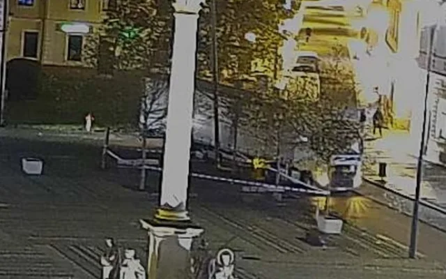 Demoliční jízdou na náměstí způsobil zbloudilý kamion škodu v řádech statisíců. Řidič slepě věřil navigaci