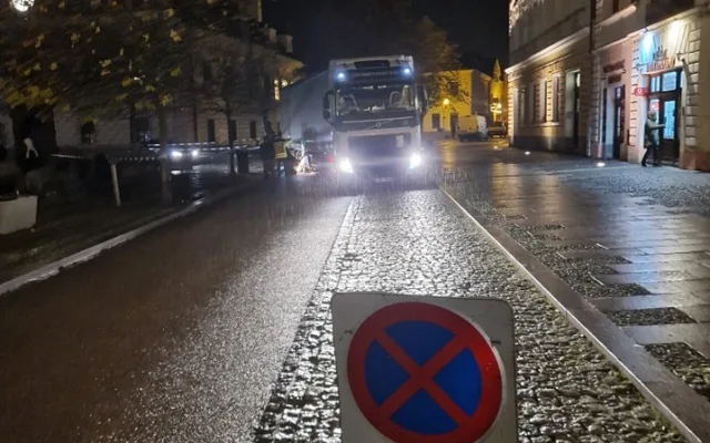 Demoliční jízdou na náměstí způsobil zbloudilý kamion škodu v řádech statisíců. Řidič slepě věřil navigaci