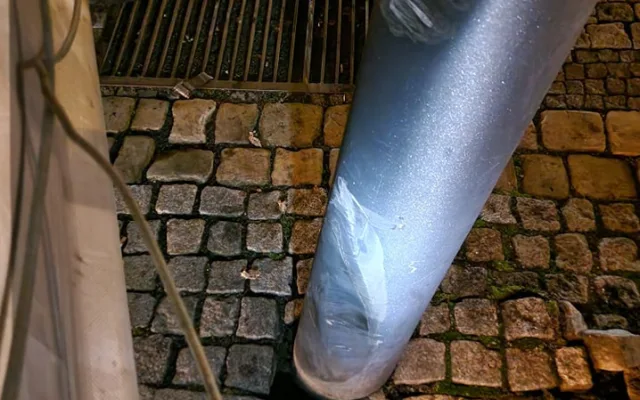 Demoliční jízdou na náměstí způsobil zbloudilý kamion škodu v řádech statisíců. Řidič slepě věřil navigaci