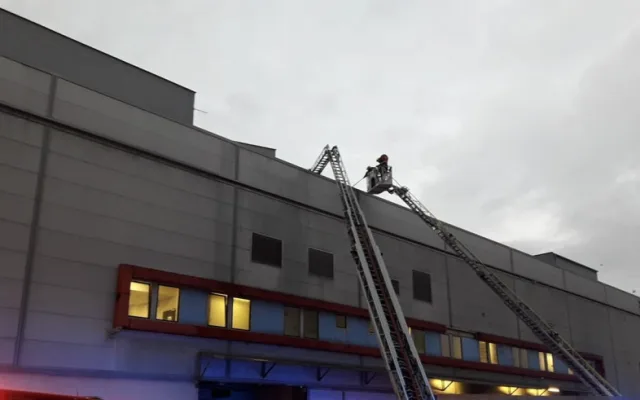 VIDEO: Hasiči vylučují spekulace, že požár v nákupním centru souvisí s otevřením pobočky fast foodu