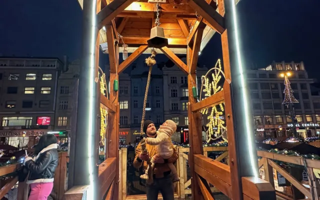 Stovky návštěvníků přilákaly v den zahájení velkolepé Adventní trhy v Plzni. Jsou největší v celém Česku