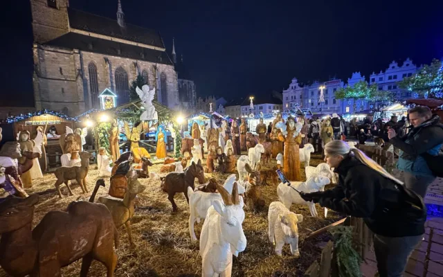 Stovky návštěvníků přilákaly v den zahájení velkolepé Adventní trhy v Plzni. Jsou největší v celém Česku