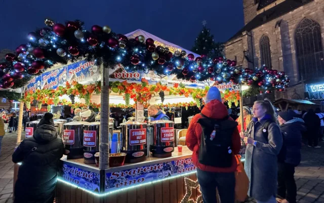 Stovky návštěvníků přilákaly v den zahájení velkolepé Adventní trhy v Plzni. Jsou největší v celém Česku