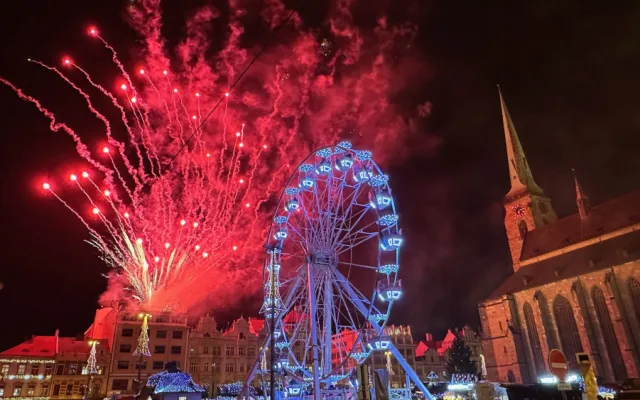 Stovky návštěvníků přilákaly v den zahájení velkolepé Adventní trhy v Plzni. Jsou největší v celém Česku
