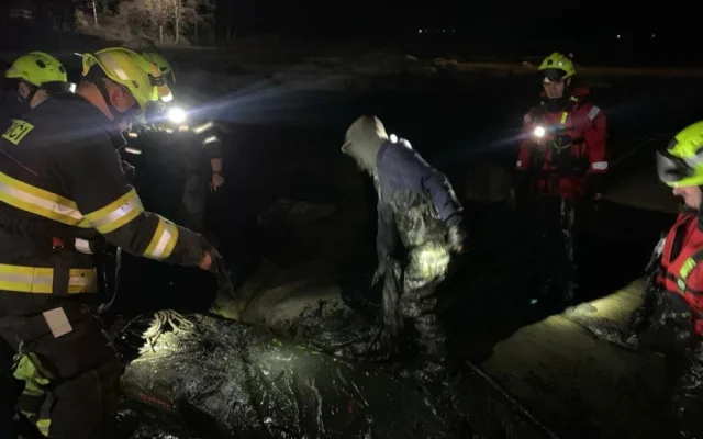 VIDEO: Zloděj ryb uvízl v bahně vypuštěného rybníka, vytáhnout ho museli hasiči