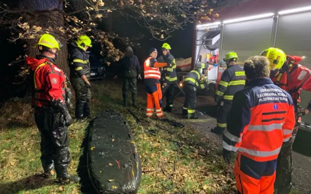 VIDEO: Zloděj ryb uvízl v bahně vypuštěného rybníka, vytáhnout ho museli hasiči