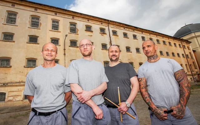 Festival Mezi katry na nádvoří plzeňské věznice, legendární kapela Těleso, složená z vězňů