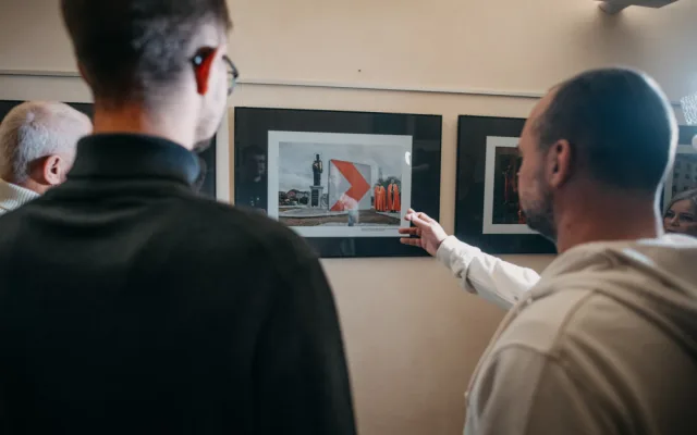 Fotograf Miroslav Chaloupka vystavuje své snímky ve studijní a vědecké knihovně, vsadil na humorný obsah