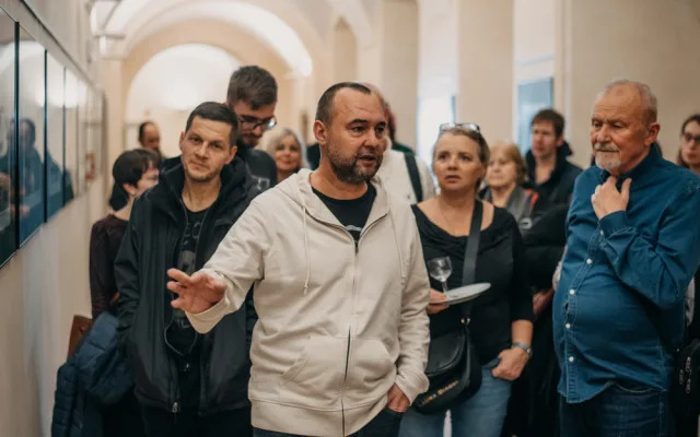 Fotograf Miroslav Chaloupka vystavuje své snímky ve studijní a vědecké knihovně, vsadil na humorný obsah