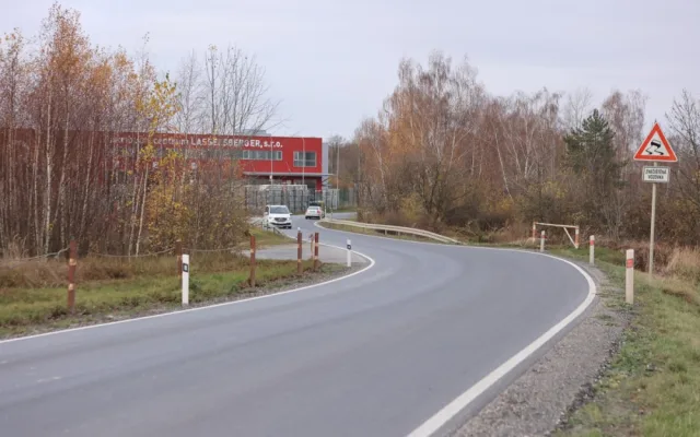 Dlouho zanedbávaný úsek silnice mezi Dobřany a Dnešicemi prošel opravou za 34 milionů korun