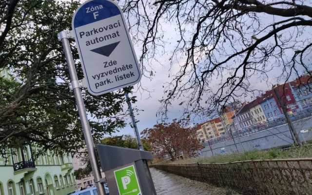 Plzeň rozšíří zónu placeného stání k nádraží Jižní Předměstí a k Centrálnímu autobusovému nádraží