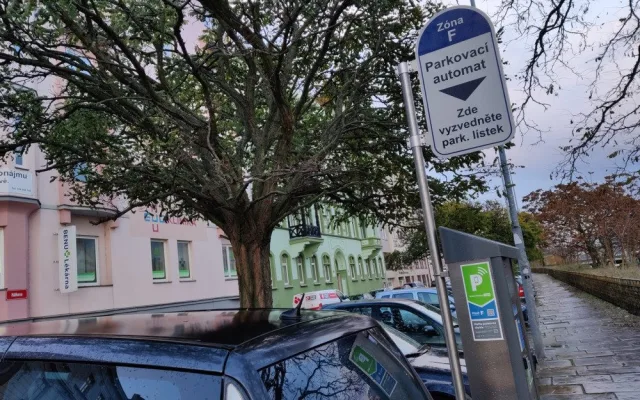 Plzeň rozšíří zónu placeného stání k nádraží Jižní Předměstí a k Centrálnímu autobusovému nádraží