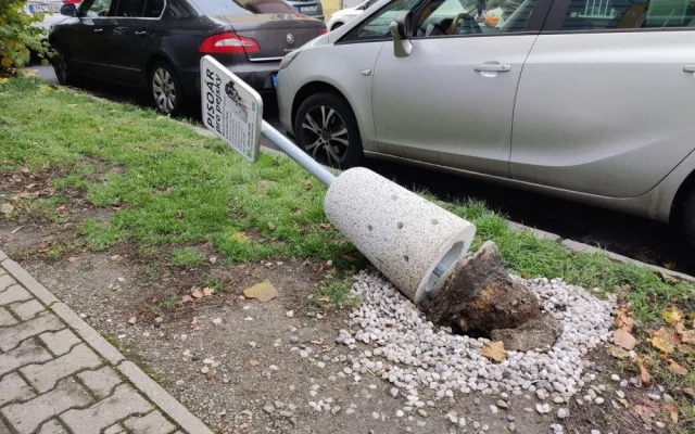 Neopatrný řidič povalil psí pisoár v centru města, bez šrámu tam vydržel skoro tři měsíce