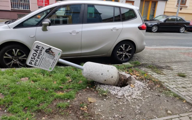 Neopatrný řidič povalil psí pisoár v centru města, bez šrámu tam vydržel skoro tři měsíce