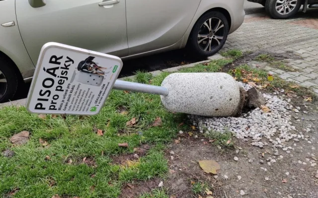 Neopatrný řidič povalil psí pisoár v centru města, bez šrámu tam vydržel skoro tři měsíce