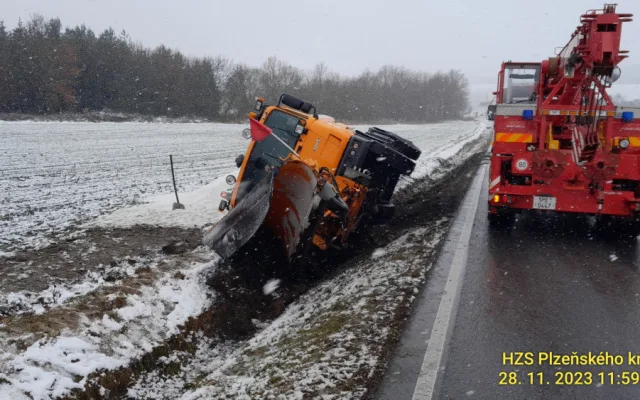 Převrácený sypač i celá řada dalších nehod. Tak vypadá úterý na zasněžených silnicích v Plzeňském kraji