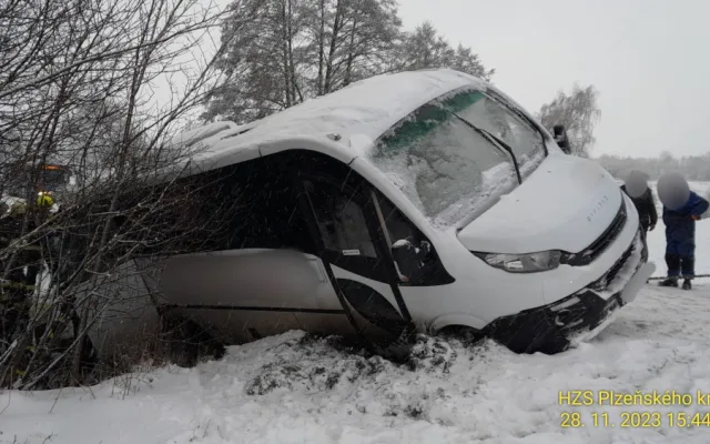 Na Klatovsku odpoledne havaroval i školní autobus