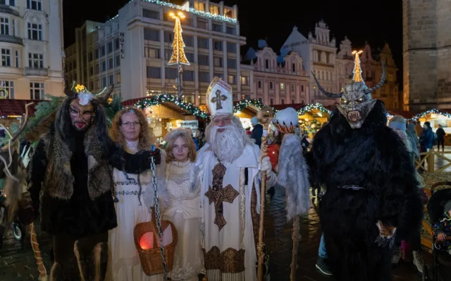 Trojka chce trumfnout svůj loňský zápis do České knihy rekordů, svolává na náměstí Mikuláše, čerty a anděly